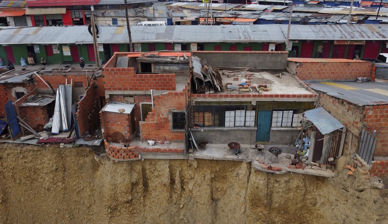 Pemandangan drone menunjukkan deretan rumah, yang secara lokal dikenal sebagai 'rumah bunuh diri', tempat tinggal yang dibangun di tepi tebing tanah dan sering kali berfungsi sebagai tempat kerja bagi dukun Aymara, di El Alto, Bolivia, 3 Desember 2024. Pemandangan drone menunjukkan deretan rumah, yang secara lokal dikenal sebagai 'rumah bunuh diri', tempat tinggal yang dibangun di tepi tebing tanah dan sering kali berfungsi sebagai tempat kerja bagi dukun Aymara, di El Alto, Bolivia, 3 Desember 2024. (REUTERS/Claudia Morales)