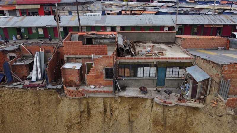 Pemandangan drone menunjukkan deretan rumah, yang secara lokal dikenal sebagai 'rumah bunuh diri', tempat tinggal yang dibangun di tepi tebing tanah dan sering kali berfungsi sebagai tempat kerja bagi dukun Aymara, di El Alto, Bolivia, 3 Desember 2024. (REUTERS/Claudia Morales)