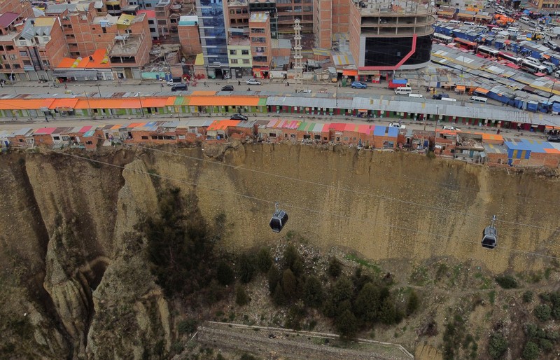 Pemandangan drone menunjukkan deretan rumah, yang secara lokal dikenal sebagai 'rumah bunuh diri', tempat tinggal yang dibangun di tepi tebing tanah dan sering kali berfungsi sebagai tempat kerja bagi dukun Aymara, di El Alto, Bolivia, 3 Desember 2024. (REUTERS/Claudia Morales)