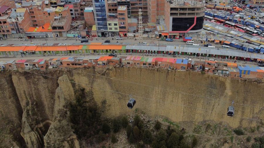 Pemandangan drone menunjukkan deretan rumah, yang secara lokal dikenal sebagai 'rumah bunuh diri', tempat tinggal yang dibangun di tepi tebing tanah dan sering kali berfungsi sebagai tempat kerja bagi dukun Aymara, di El Alto, Bolivia, 3 Desember 2024. (REUTERS/Claudia Morales)
