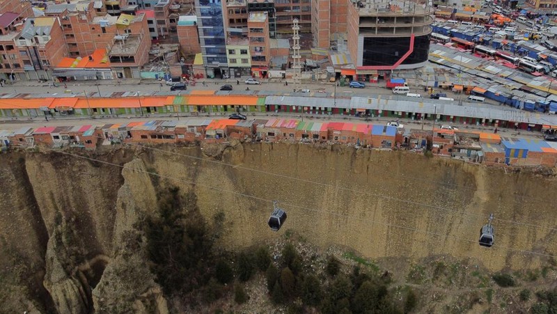 deretan rumah, yang secara lokal dikenal sebagai tempat tinggal 'rumah bunuh diri' yang dibangun di tepi tebing tanah dan sering digunakan sebagai tempat kerja dukun Aymara, di El Alto, Bolivia 3 Desember 2024. REUTERS/Claudia Morales