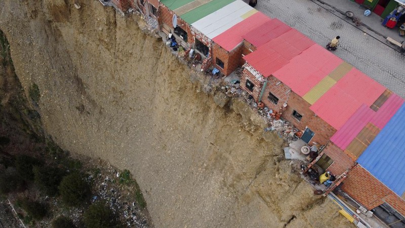 Pemandangan drone menunjukkan deretan rumah, yang secara lokal dikenal sebagai 'rumah bunuh diri', tempat tinggal yang dibangun di tepi tebing tanah dan sering kali berfungsi sebagai tempat kerja bagi dukun Aymara, di El Alto, Bolivia, 3 Desember 2024. (REUTERS/Claudia Morales)