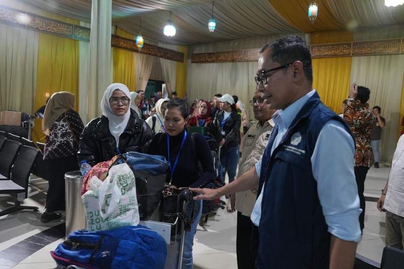Pemerintah Republik Indonesia berhasil mengevakuasi Warga Negara Indonesia (WNI) yang terdampak konflik di Suriah. Pada tanggal 12 Desember 2024, sejumlah 37 WNI yang terdiri dari 35 WNI dan 2 staf pendamping KBRI Damascus, telah tiba dengan selamat di tanah air. Ketibaan terbagi ke dalam tiga penerbangan. (Kemlu) Pemerintah Republik Indonesia berhasil mengevakuasi Warga Negara Indonesia (WNI) yang terdampak konflik di Suriah. Pada tanggal 12 Desember 2024, sejumlah 37 WNI yang terdiri dari 35 WNI dan 2 staf pendamping KBRI Damascus, telah tiba dengan selamat di tanah air. Ketibaan terbagi ke dalam tiga penerbangan. (Kemlu)