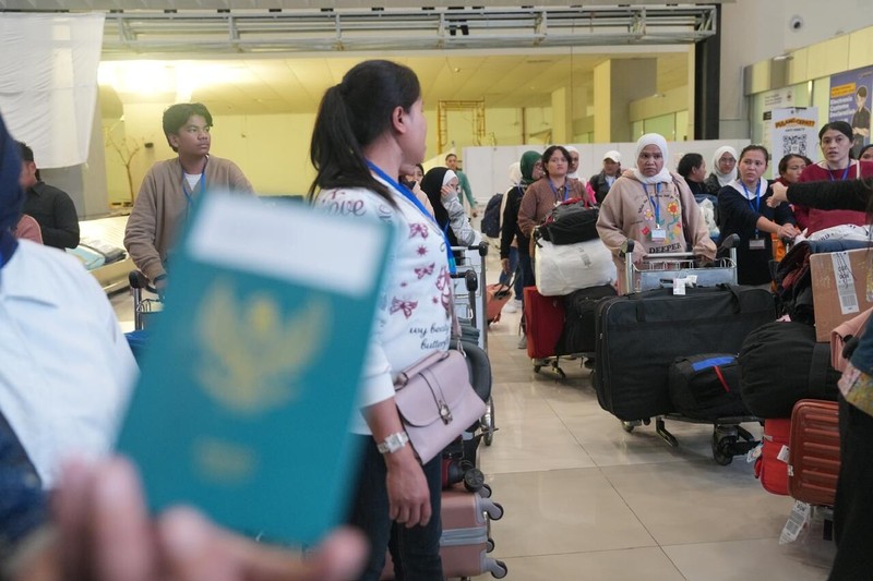 Pemerintah Republik Indonesia berhasil mengevakuasi Warga Negara Indonesia (WNI) yang terdampak konflik di Suriah. Pada tanggal 12 Desember 2024, sejumlah 37 WNI yang terdiri dari 35 WNI dan 2 staf pendamping KBRI Damascus, telah tiba dengan selamat di tanah air. Ketibaan terbagi ke dalam tiga penerbangan. (Kemlu) Pemerintah Republik Indonesia berhasil mengevakuasi Warga Negara Indonesia (WNI) yang terdampak konflik di Suriah. Pada tanggal 12 Desember 2024, sejumlah 37 WNI yang terdiri dari 35 WNI dan 2 staf pendamping KBRI Damascus, telah tiba dengan selamat di tanah air. Ketibaan terbagi ke dalam tiga penerbangan. (Kemlu)