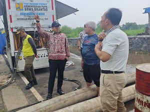 Atasi Banjir, Pemkot Mojokerto Pakai Pompa Air-Bantu Warga Evakuasi