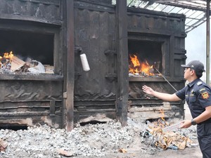 5,9 Juta Batang Rokok Ilegal Dibakar di Mojokerto