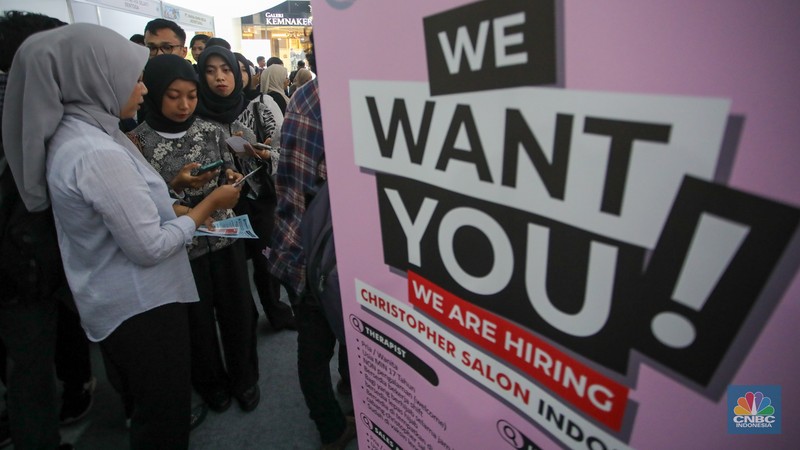 Pencari kerja yang mencari informasi lowongan pekerjaan memadati acara Naker Fest 2024 di Kementerian Ketenagakerjaan, Jakarta, Jumat (13/12/2024). Pencari kerja yang mencari informasi lowongan pekerjaan memadati acara Naker Fest 2024 di Kementerian Ketenagakerjaan, Jakarta, Jumat (13/12/2024). (CNBC Indonesia/Faisal Rahman)