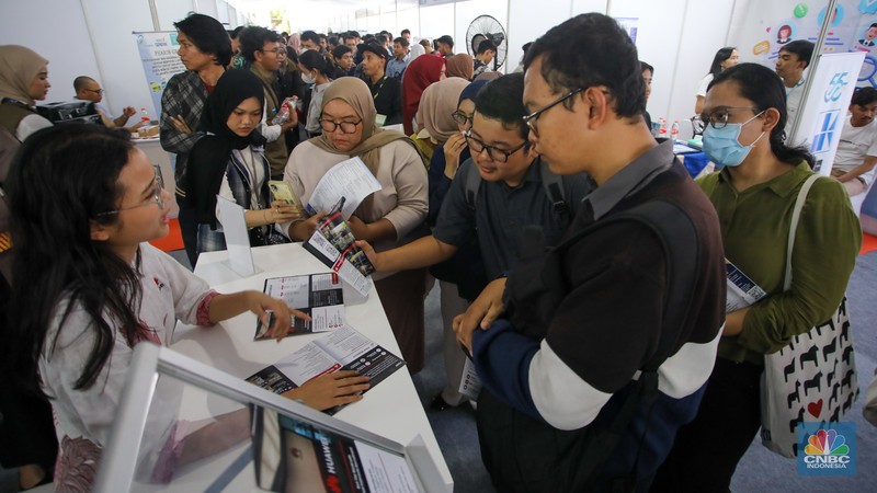 Pencari kerja yang mencari informasi lowongan pekerjaan memadati acara Naker Fest 2024 di Kementerian Ketenagakerjaan, Jakarta, Jumat (13/12/2024). Pencari kerja yang mencari informasi lowongan pekerjaan memadati acara Naker Fest 2024 di Kementerian Ketenagakerjaan, Jakarta, Jumat (13/12/2024). (CNBC Indonesia/Faisal Rahman)