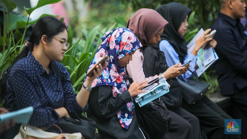 Pencari kerja yang mencari informasi lowongan pekerjaan memadati acara Naker Fest 2024 di Kementerian Ketenagakerjaan, Jakarta, Jumat (13/12/2024). Pencari kerja yang mencari informasi lowongan pekerjaan memadati acara Naker Fest 2024 di Kementerian Ketenagakerjaan, Jakarta, Jumat (13/12/2024). (CNBC Indonesia/Faisal Rahman)