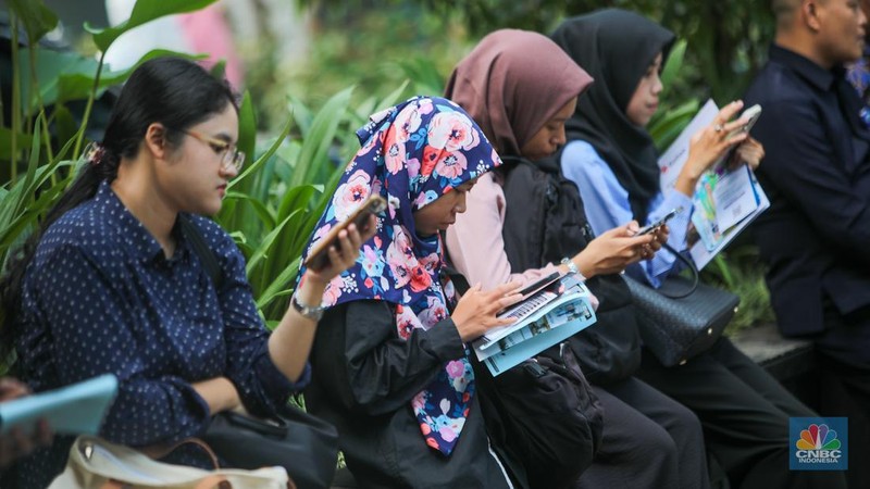 Pencari kerja yang mencari informasi lowongan pekerjaan memadati acara Naker Fest 2024 di Kementerian Ketenagakerjaan, Jakarta, Jumat (13/12/2024). (CNBC Indonesia/Faisal Rahman)