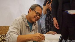 Vakum 8 Tahun, Eka Kurniawan Rilis dan Diskusi Novel Terbarunya