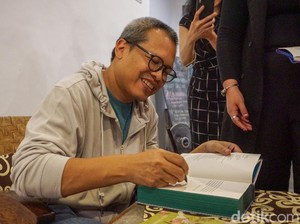 Vakum 8 Tahun, Eka Kurniawan Rilis dan Diskusi Novel Terbarunya