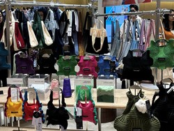 Brand Korea Selatan Ini Rilis Tas Rajut Terbuat dari Limbah Botol Plastik Brand Korea Selatan Ini Rilis Tas Rajut Terbuat dari Limbah Botol Plastik
