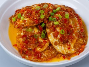 Resep Telur Ceplok Bumbu Cabe yang Pedas Nendang Untuk Makan Siang