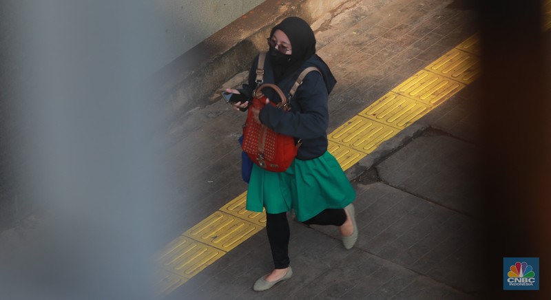 Sejumlah pekerja berjalan pulang di Kawasan Sudirman, Jakarta, Jumat (13/12/2024). Sejumlah pekerja berjalan pulang di Kawasan Sudirman, Jakarta, Jumat (13/12/2024). (CNBC Indonesia/Muhammad Sabki)