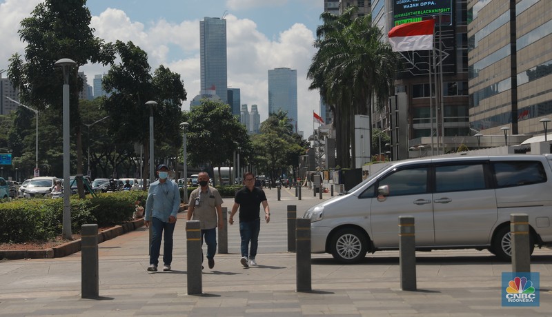 Sejumlah pekerja berjalan pulang di Kawasan Sudirman, Jakarta, Jumat (13/12/2024). Sejumlah pekerja berjalan pulang di Kawasan Sudirman, Jakarta, Jumat (13/12/2024). (CNBC Indonesia/Muhammad Sabki)