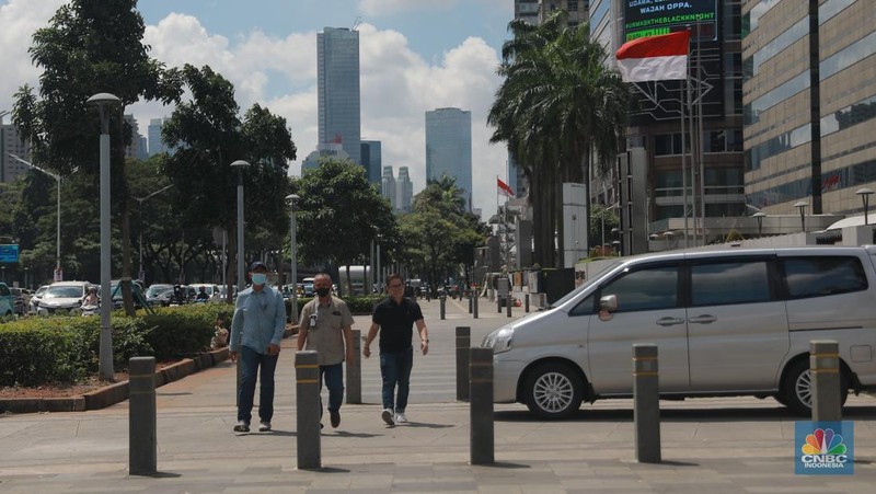 Sejumlah pekerja berjalan pulang di Kawasan Sudirman, Jakarta, Jumat (13/12/2024). (CNBC Indonesia/Muhammad Sabki)