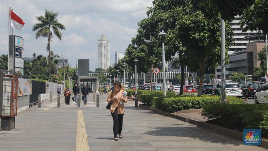 Sejumlah pekerja berjalan pulang di Kawasan Sudirman, Jakarta, Jumat (13/12/2024). (²©²ÊÍøÕ¾/Muhammad Sabki)