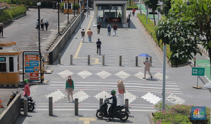 Sejumlah pekerja berjalan pulang di Kawasan Sudirman, Jakarta, Jumat (13/12/2024). Sejumlah pekerja berjalan pulang di Kawasan Sudirman, Jakarta, Jumat (13/12/2024). (CNBC Indonesia/Muhammad Sabki)