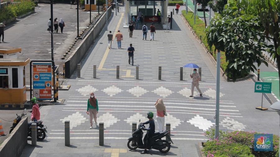 Sejumlah pekerja berjalan pulang di Kawasan Sudirman, Jakarta, Jumat (13/12/2024). (վ/Muhammad Sabki)