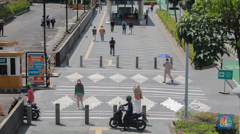 Sejumlah pekerja berjalan pulang di Kawasan Sudirman, Jakarta, Jumat (13/12/2024). (CNBC Indonesia/Muhammad Sabki)