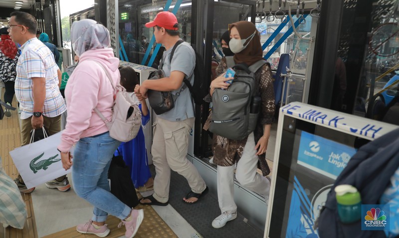 Sejumlah pekerja berjalan pulang di Kawasan Sudirman, Jakarta, Jumat (13/12/2024). (CNBC Indonesia/Muhammad Sabki)