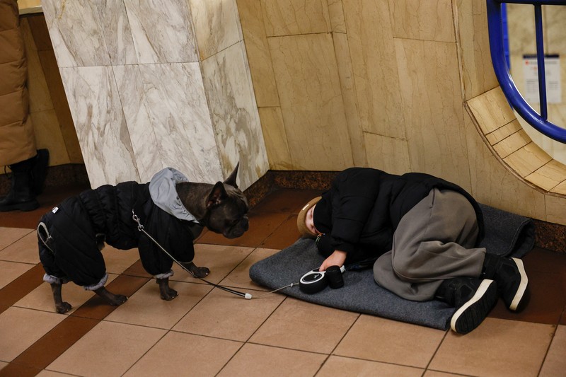Orang-orang berlindung di dalam stasiun metro selama serangan militer Rusia, di tengah serangan Rusia terhadap Ukraina, di Kyiv, Ukraina, 13 Desember 2024. Orang-orang berlindung di dalam stasiun metro selama serangan militer Rusia, di tengah serangan Rusia terhadap Ukraina, di Kyiv, Ukraina, 13 Desember 2024. (REUTERS/Alina Smutko)
