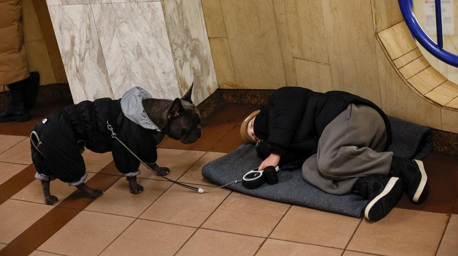 Orang-orang berlindung di dalam stasiun metro selama serangan militer Rusia, di tengah serangan Rusia terhadap Ukraina, di Kyiv, Ukraina, 13 Desember 2024. (REUTERS/Alina Smutko)