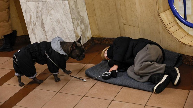 Orang-orang berlindung di dalam stasiun metro selama serangan militer Rusia, di tengah serangan Rusia terhadap Ukraina, di Kyiv, Ukraina, 13 Desember 2024. (REUTERS/Alina Smutko)
