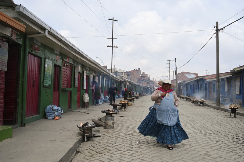 Pemandangan drone menunjukkan deretan rumah, yang secara lokal dikenal sebagai 'rumah bunuh diri', tempat tinggal yang dibangun di tepi tebing tanah dan sering kali berfungsi sebagai tempat kerja bagi dukun Aymara, di El Alto, Bolivia, 3 Desember 2024. (REUTERS/Claudia Morales)