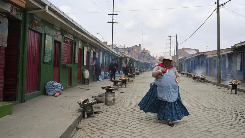 Pemandangan drone menunjukkan deretan rumah, yang secara lokal dikenal sebagai 'rumah bunuh diri', tempat tinggal yang dibangun di tepi tebing tanah dan sering kali berfungsi sebagai tempat kerja bagi dukun Aymara, di El Alto, Bolivia, 3 Desember 2024. (REUTERS/Claudia Morales)