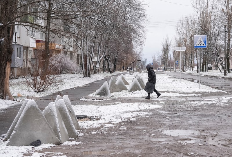 Suasana musim dinigin saat tanpa listrik, air, gas, dan pemanas di kota Pokrovsk, Ukraina, Kamis (12/12/2024). (REUTERS)