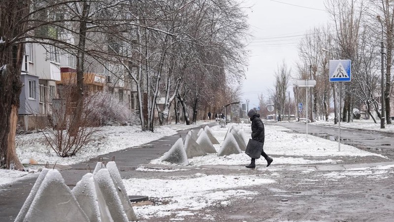 Suasana musim dinigin saat tanpa listrik, air, gas, dan pemanas di kota Pokrovsk, Ukraina, Kamis (12/12/2024). (REUTERS)