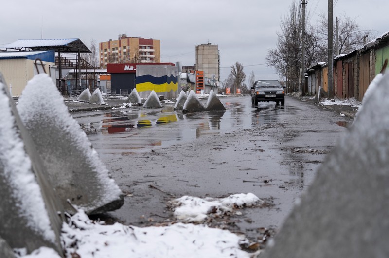 Suasana musim dinigin saat tanpa listrik, air, gas, dan pemanas di kota Pokrovsk, Ukraina, Kamis (12/12/2024). (REUTERS)