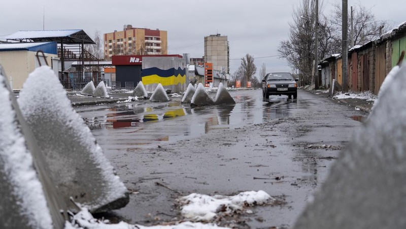 Suasana musim dinigin saat tanpa listrik, air, gas, dan pemanas di kota Pokrovsk, Ukraina, Kamis (12/12/2024). (REUTERS)