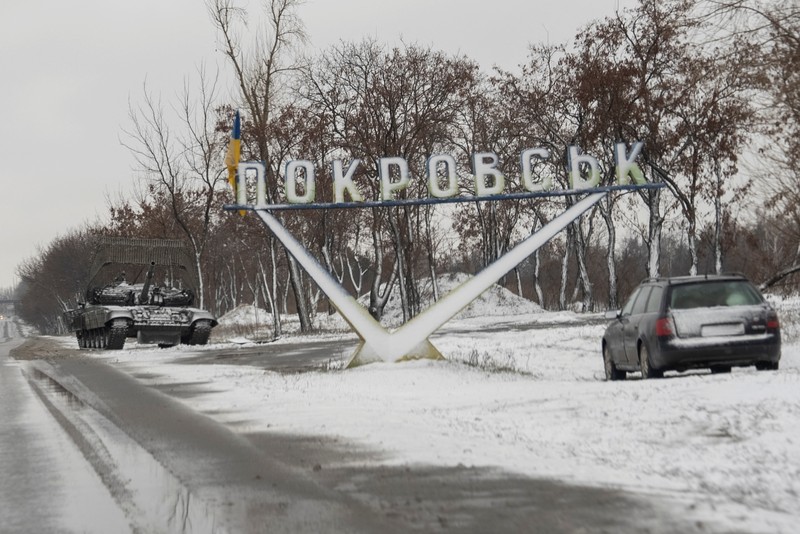 Suasana musim dinigin saat tanpa listrik, air, gas, dan pemanas di kota Pokrovsk, Ukraina, Kamis (12/12/2024). (REUTERS)