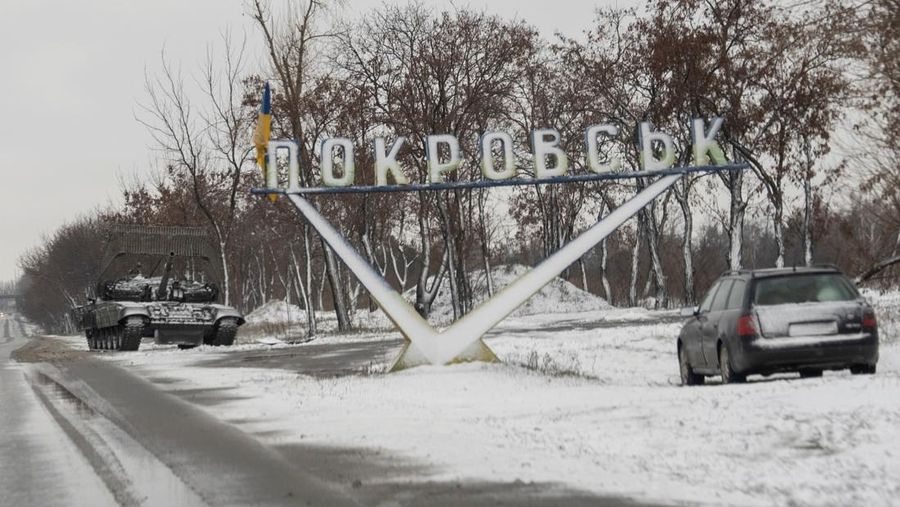 Suasana musim dinigin saat tanpa listrik, air, gas, dan pemanas di kota Pokrovsk, Ukraina, Kamis (12/12/2024).
(REUTERS/Inna Varenytsia)