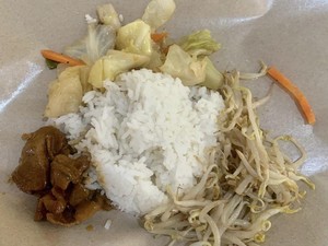 Tak Terima Dapat Porsi Makanan Sedikit, 5 Pembeli Ini Marah Besar