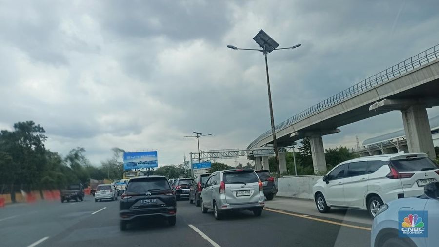 Terjadi kecelakaan yang melibatkan beberapa kendaraan di KM 00+500 Ruas Tol Dalam Kota Jakarta arah Cawang pada pukul 08.30 WIB hari ini. (CNBC Indonesia/Ferry Sandi)