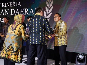 Wali Kota Makassar Raih Penghargaan Kategori Kinerja Total dari Kemendagri