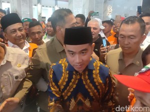 Momen Gibran Salat Jumat di Baiturrahman Semarang Sebelum Hadiri Apel Baznas