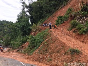 Jalur Bastem Palopo Longsor, Warga Gotong Royong Bikin Jalan Alternatif