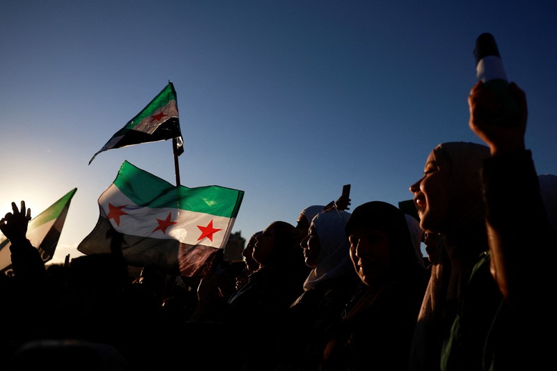 Foto udara menujukkan warga turun ke jalan untuk merayakan para pejuang badan penguasa Suriah yang menggulingkan Bashar Al-Assad di Damasukus, Suriah, Jumat (13/12/2024) waktu setempat. (REUTERS/Yosri Aljamal)