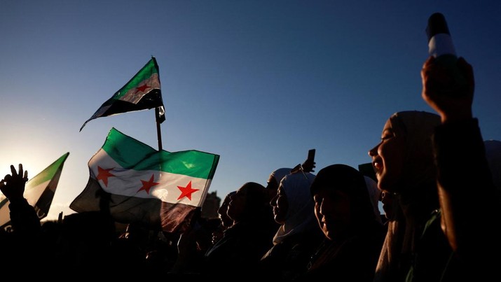 Warga merayakan jutuhnya rezim Bashar Al-Assad di Damasukus, Suriah, Jumat (13/12/2024) waktu setempat. (REUTERS/Ammar Awad)