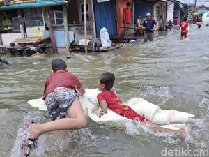 Banjir Rob Malah Jadi Waterboom Gratisan bagi Anak-anak Muara Angke