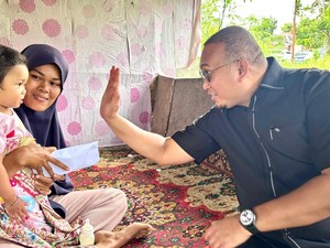 Bantu Penjaga Kolam Ikan, Andre Rosiade Tekankan Pentingnya Sekolah Anak