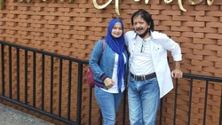 Kisah Cinta Caca Handika dan Istri: Beda 21 Tahun, Ketemu Usai Cabut Sekolah