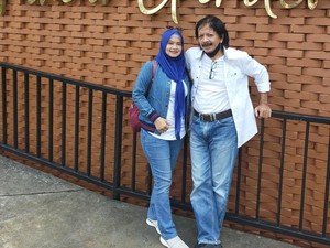 Kisah Cinta Caca Handika dan Istri: Beda 21 Tahun, Ketemu Usai Cabut Sekolah