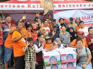 Dampingi Istri, Djarot Berdialog-Beri Bantuan Korban Kebakaran Kemayoran