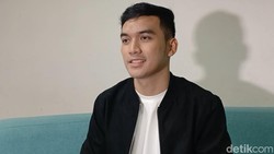 Pria Ini Dipanggil Ayah oleh Anak-anak Inara Rusli Saat Umrah